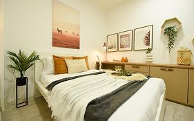 Ideal Home - Spacious & Modern Accommodation Near Unirii Square